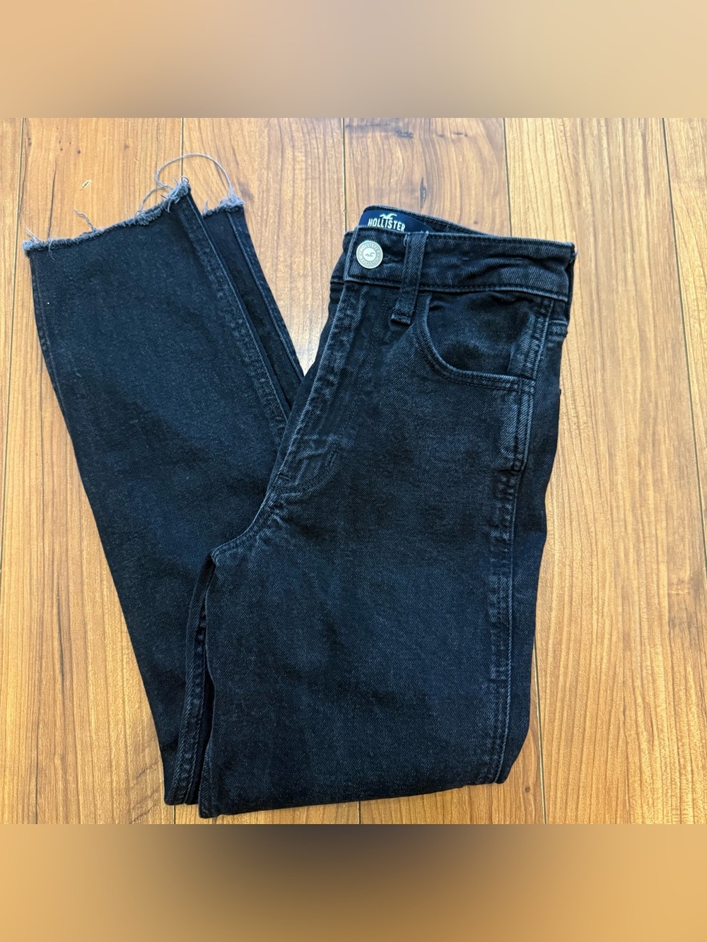 Hollister Ultra High-Rise Mom Jeans size 000 SHORT